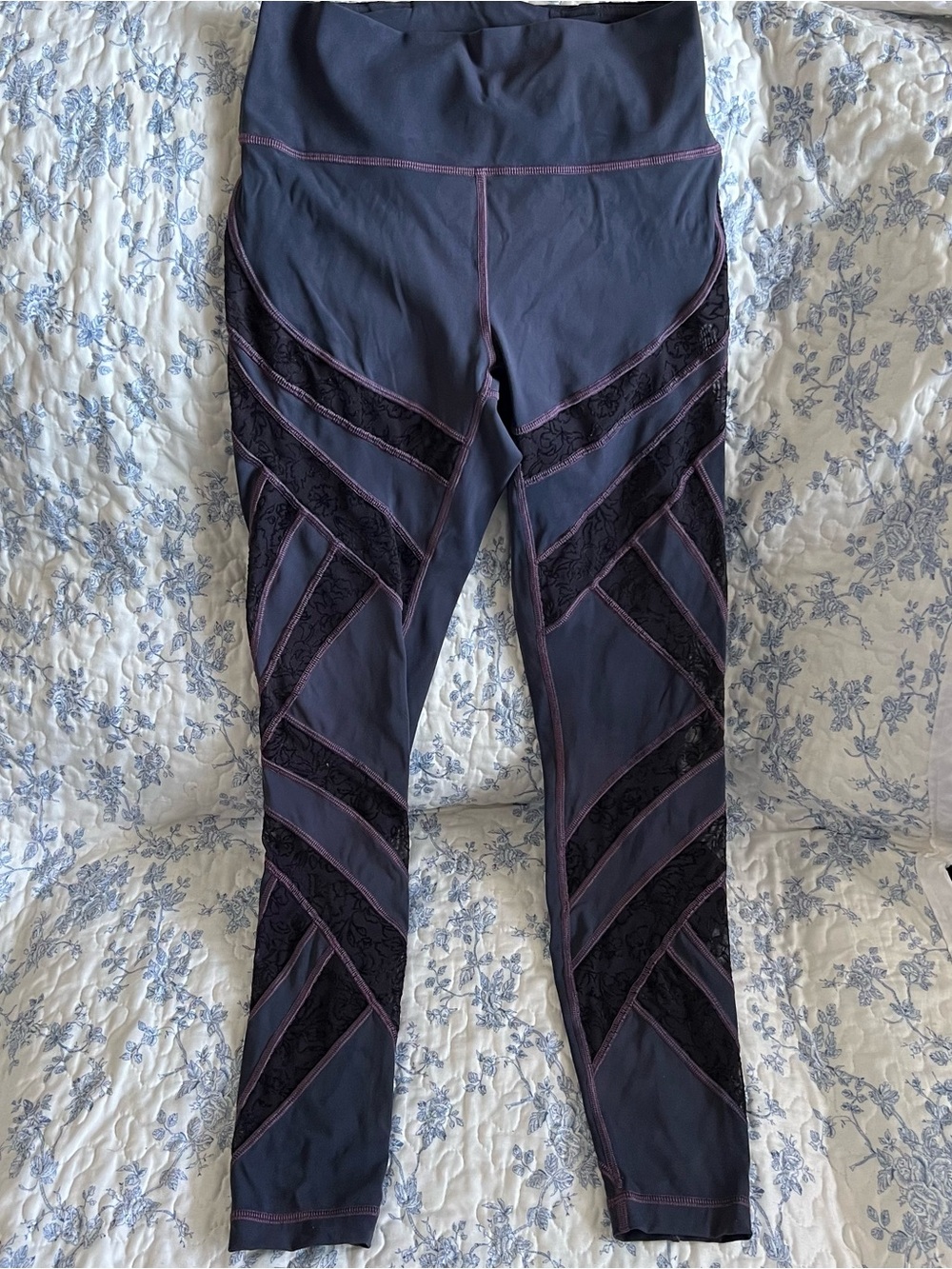 lululemon Black Lace Detail Leggings Size 6 High Rise Plum Purple Stitching